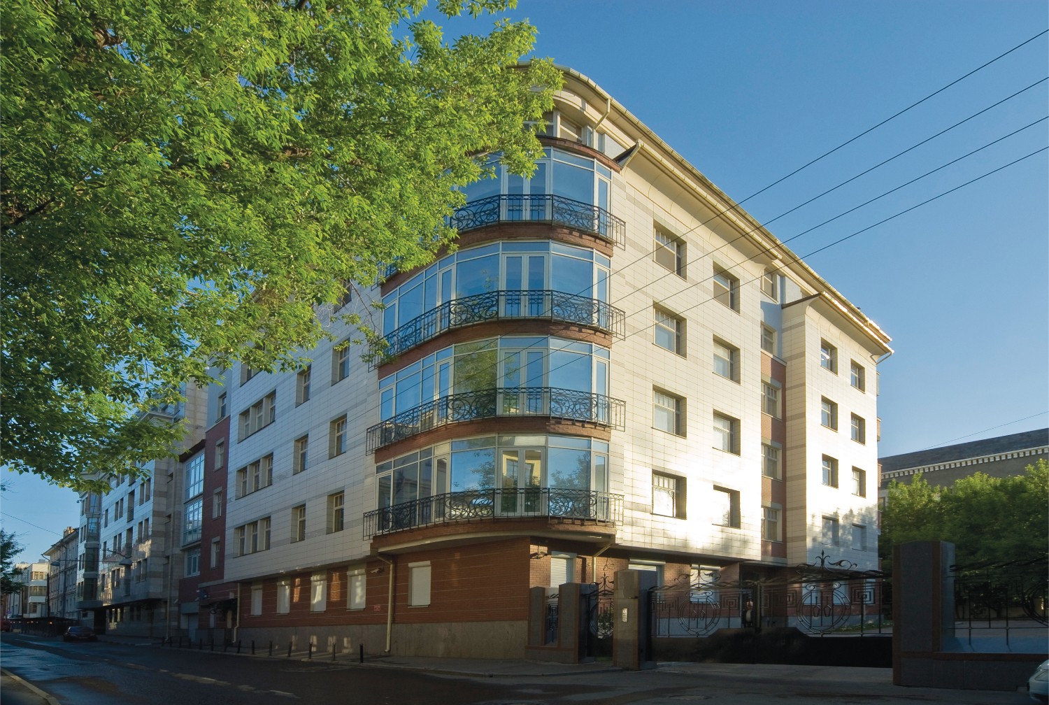 Дом с французскими окнами