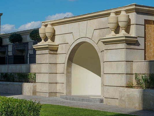 Внутри двора