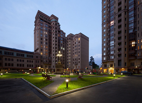 Внутри двора