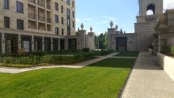 Внутри двора