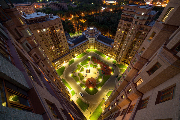 Внутри двора