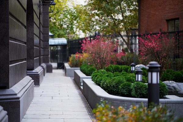 Внутри двора