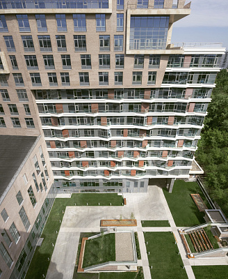 Внутри двора