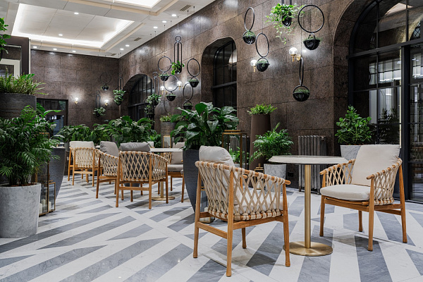 Внутри двора